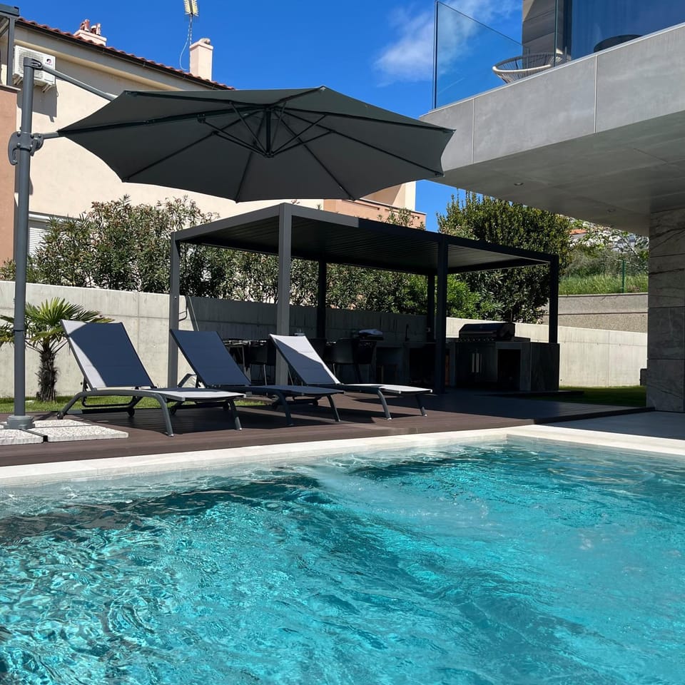 Pool view, Swimming pool, sunbed