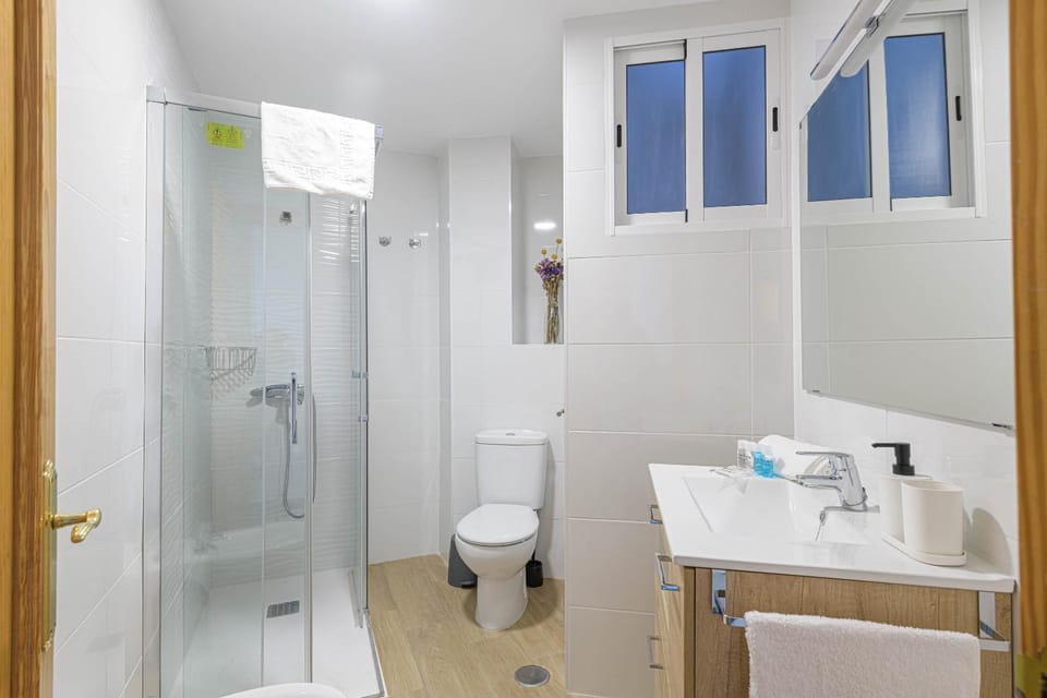 Shower, Toilet, Bathroom, towels