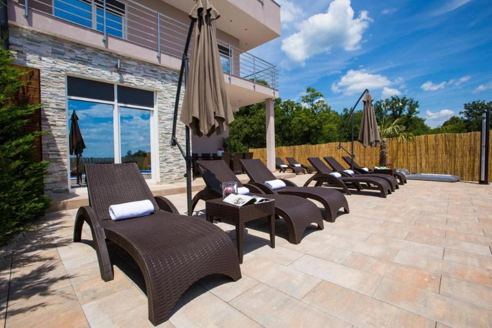Patio, Balcony/Terrace, Swimming pool, Swimming pool, sunbed
