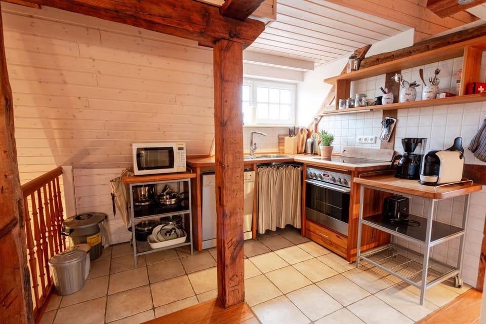 Coffee/tea facilities, Kitchen or kitchenette, dishwasher, stove, toaster