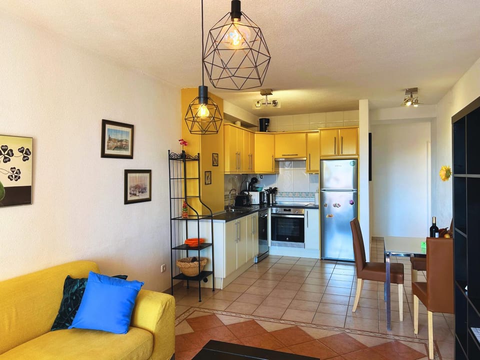 Kitchen or kitchenette, Living room, Seating area, Dining area, dishwasher, minibar, pet friendly, stove