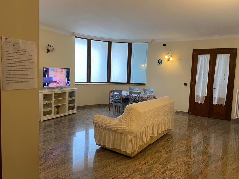 TV and multimedia, Living room, Seating area, hair dresser