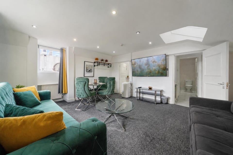 Luxurious 1-Bedroom Penthouse on Oxford Street 11G Apartment in City of Westminster