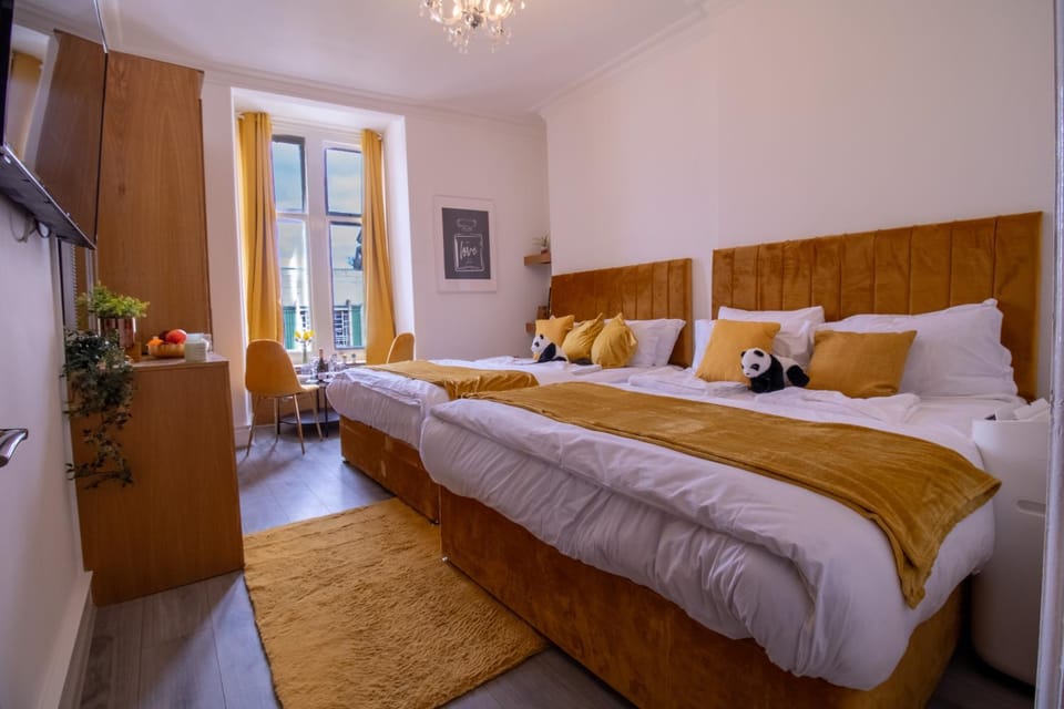 Bed, TV and multimedia, Dining area, Bedroom