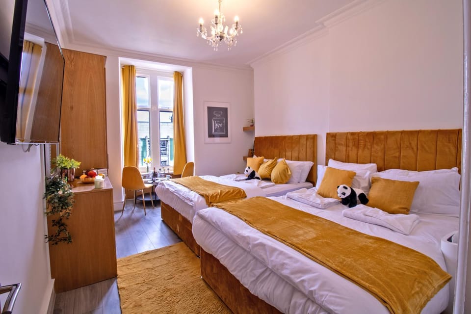 Bed, Photo of the whole room, Dining area, Bedroom