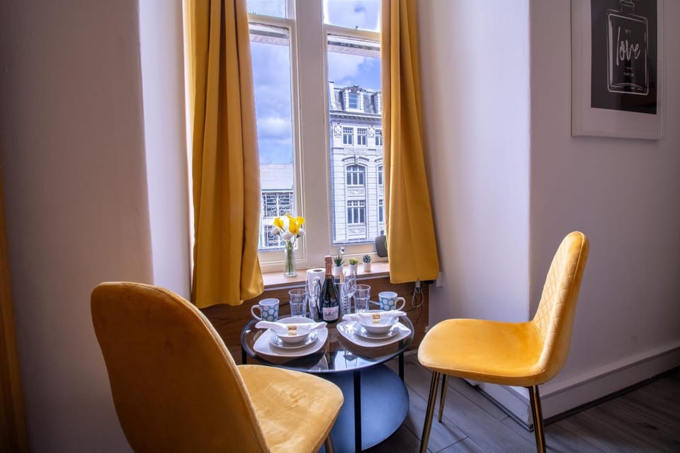 View (from property/room), Dining area, City view