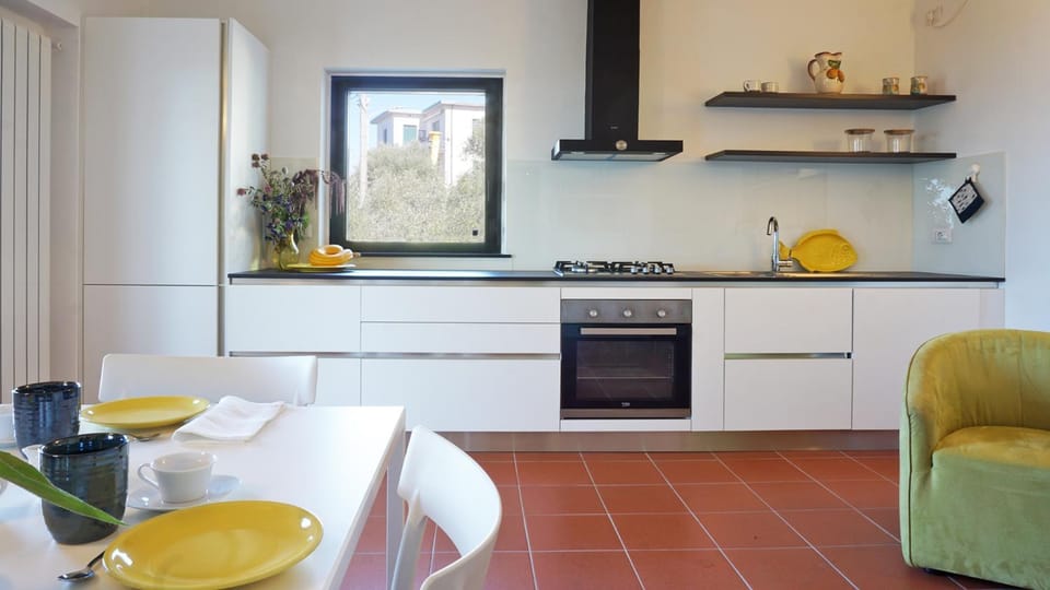 Kitchen or kitchenette, Dining area, pet friendly