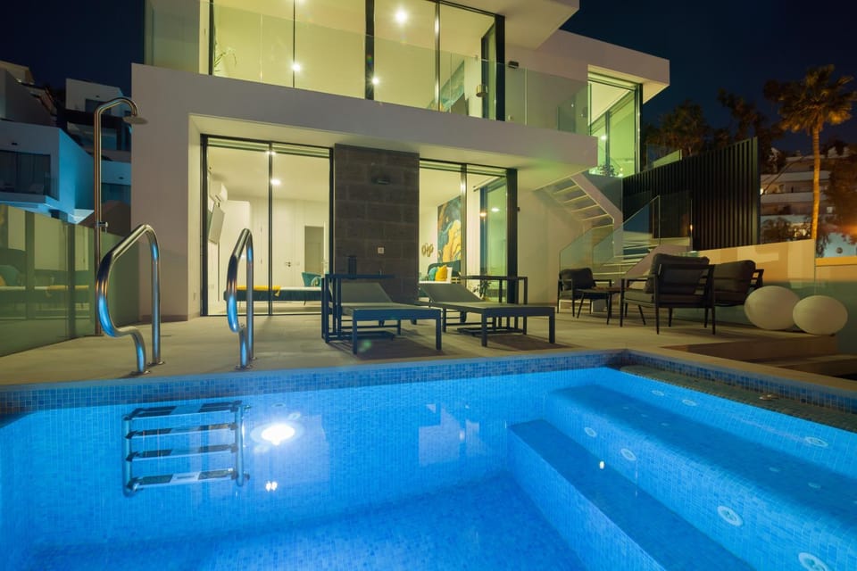 Shower, Property building, Patio, Spring, Night, Natural landscape, Summer, Garden, View (from property/room), Decorative detail, City view, Garden view, Pool view, Sea view, Area and facilities, Swimming pool, Seasons, Location, Sunset, sunbed, towels
