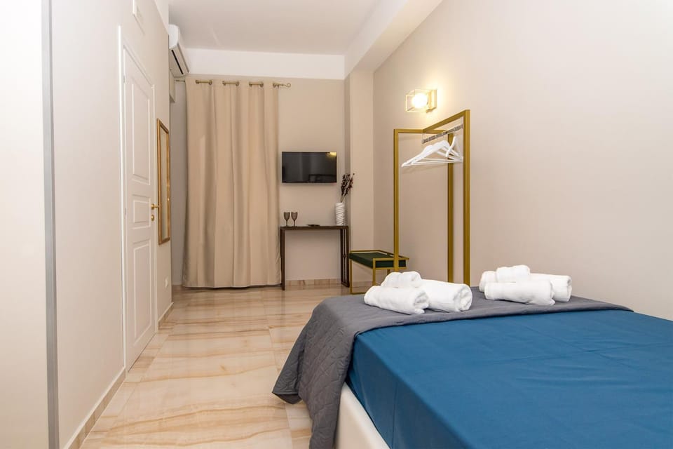 Bed, TV and multimedia, Photo of the whole room, Bedroom, towels, wardrobe, air conditioner