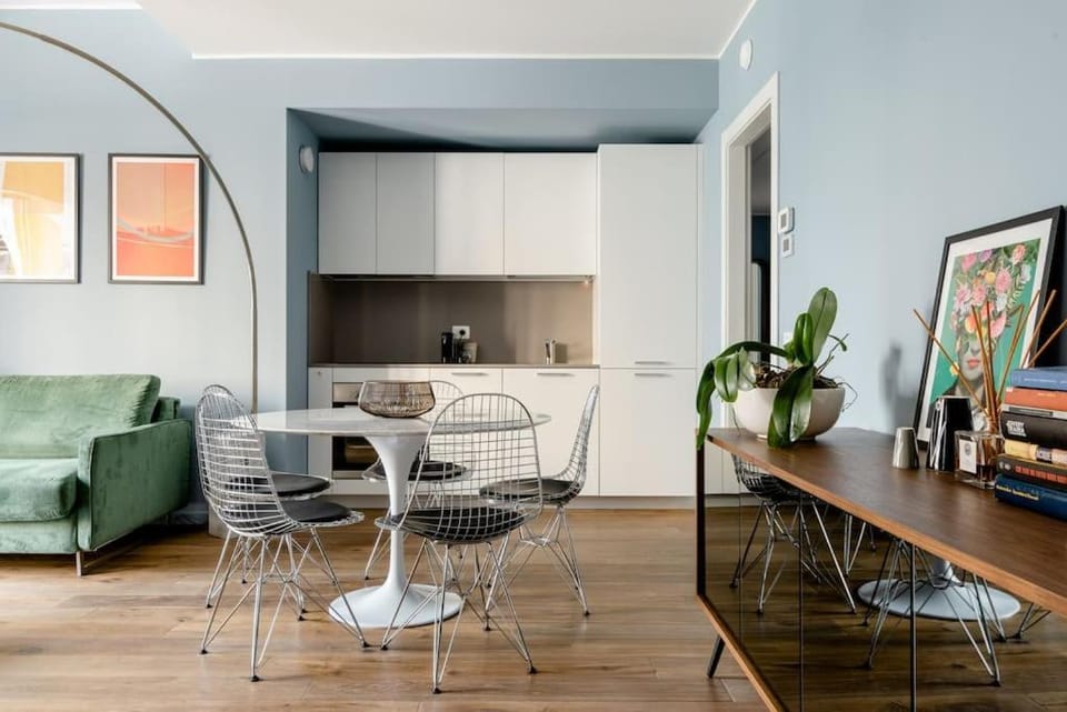 Kitchen or kitchenette, Living room, Seating area, Dining area