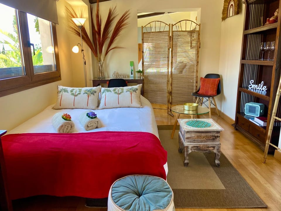 Bed, Photo of the whole room, Seating area, Bedroom, towels