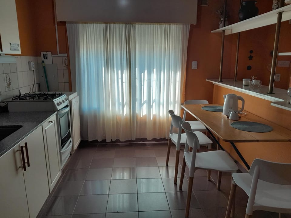 Kitchen or kitchenette, Dining area, oven