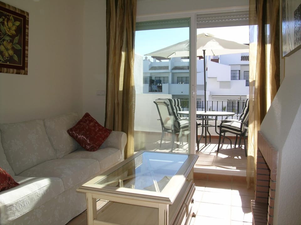Communal lounge/ TV room, Day, Balcony/Terrace, Living room, Seating area, Dining area