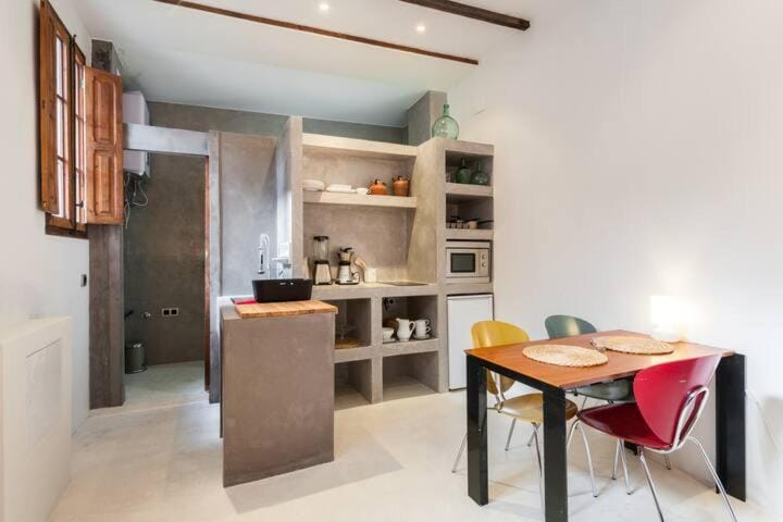 Kitchen or kitchenette, Dining area
