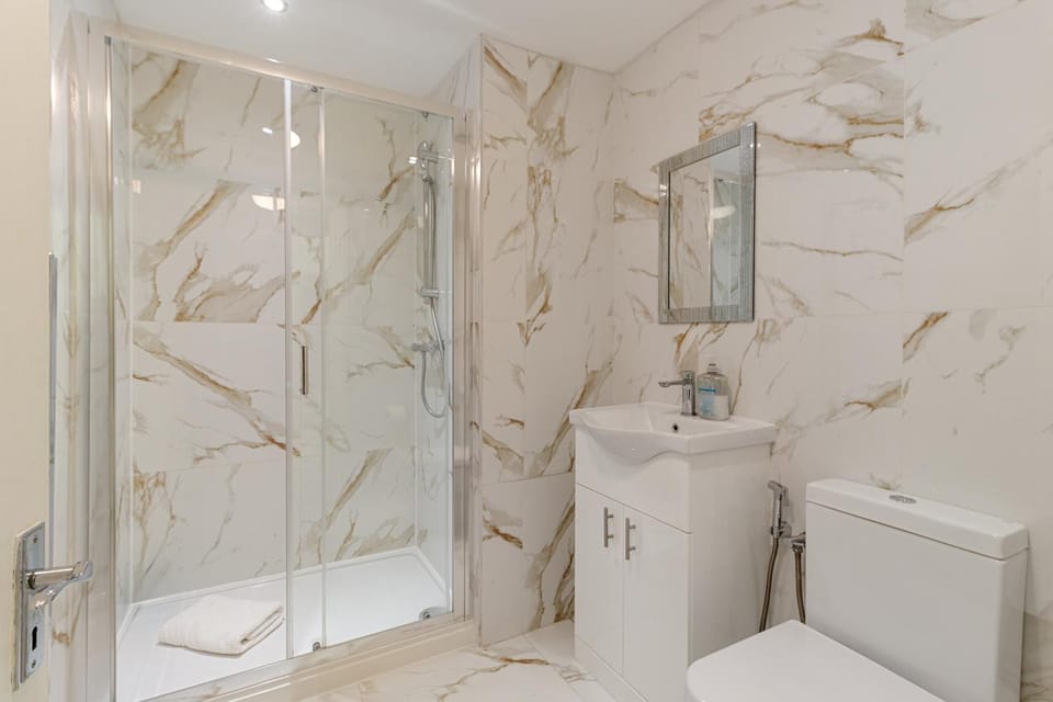 Shower, Toilet, Bathroom, towels
