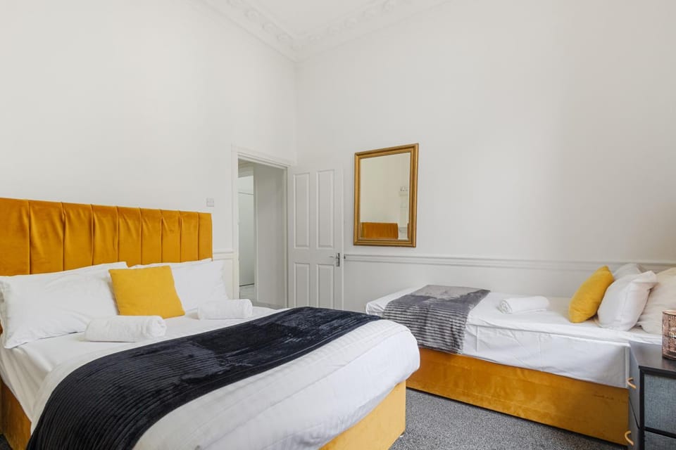 Bed, Bedroom, towels
