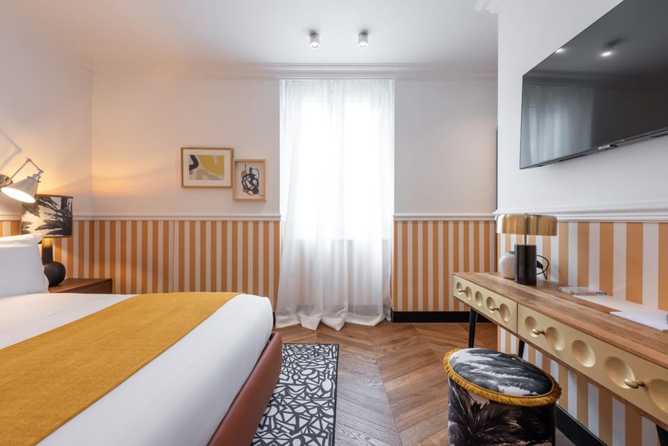 Photo of the whole room, Bedroom