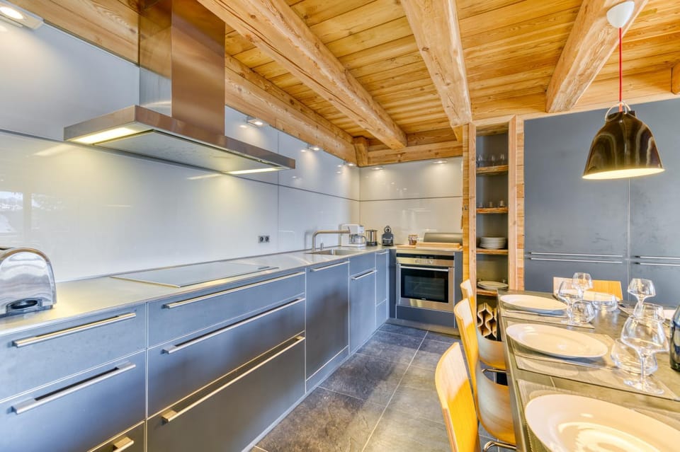 Coffee/tea facilities, Kitchen or kitchenette, Dining area, dishwasher, oven, stove