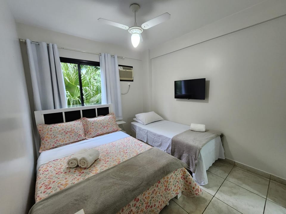 Bed, TV and multimedia, Photo of the whole room, Bedroom, towels, air conditioner