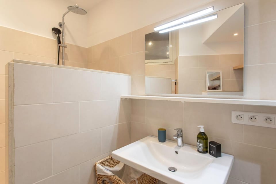 #28 Staywizus -1 BDR Flat AC Balcony Hper Central 10mins to Beach & old town Apartment in Nice