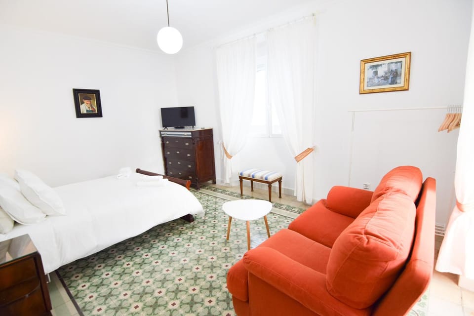 Bed, TV and multimedia, Photo of the whole room, Seating area, Bedroom