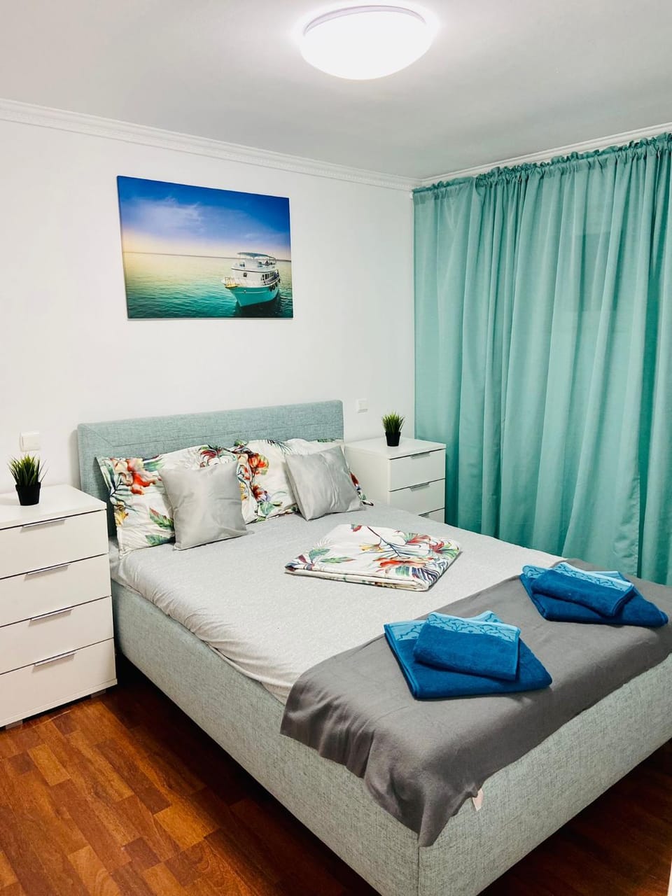 Bed, Bedroom, towels