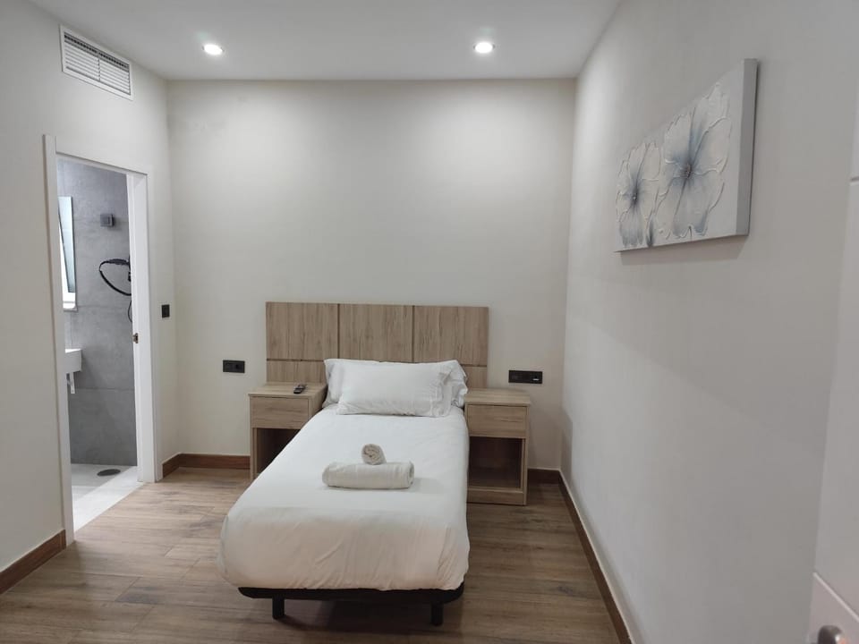 Photo of the whole room, towels