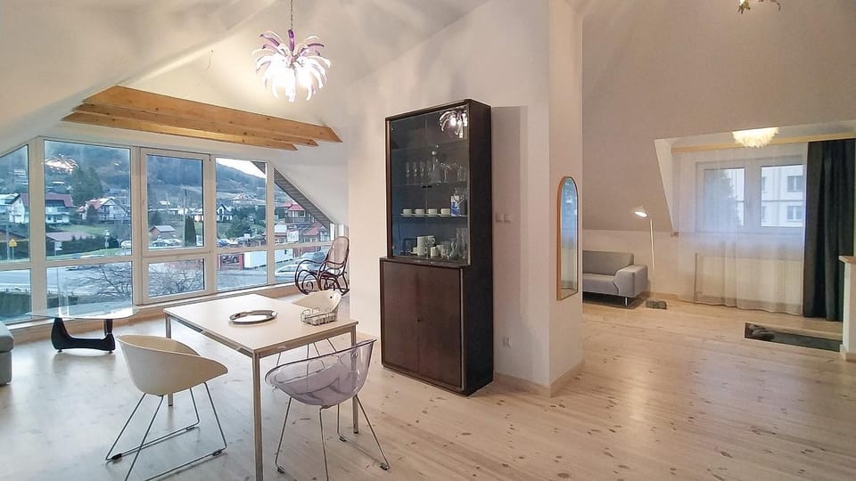 Photo of the whole room, Dining area