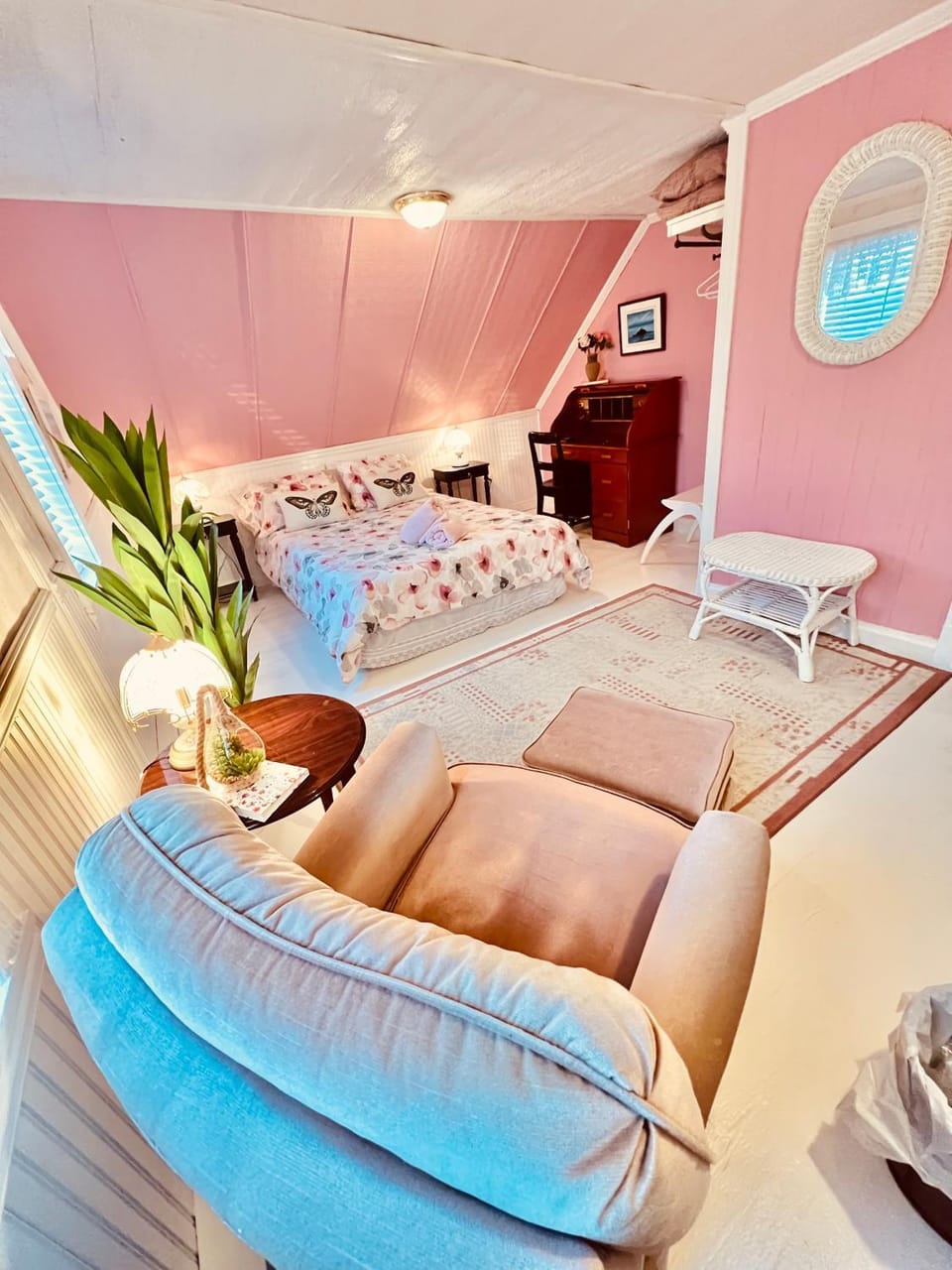 Bed, Photo of the whole room, Seating area, Bedroom