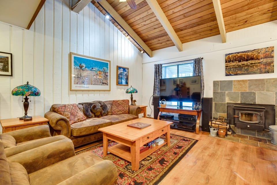 Mammoth Lakes Condo ~ 5 Mi to Mammoth Mtn! House in Mammoth Lakes
