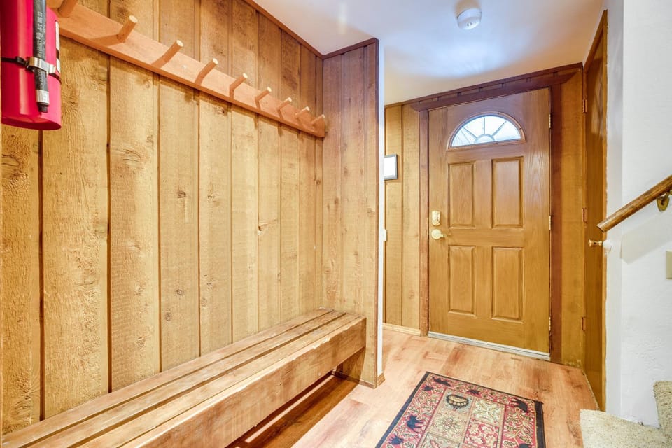 Mammoth Lakes Condo ~ 5 Mi to Mammoth Mtn! House in Mammoth Lakes