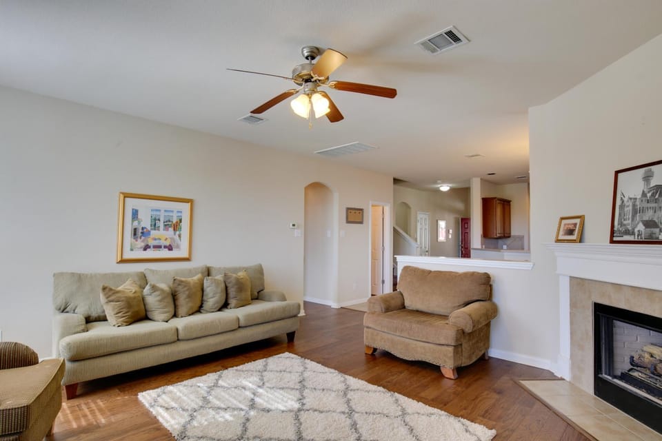 4 Mi to TPC San Antonio: Cozy Getaway w/ Deck! House in San Antonio