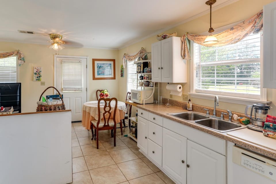 Quiet Family Cottage w/ Fishing Pond in Senatobia House in Mississippi