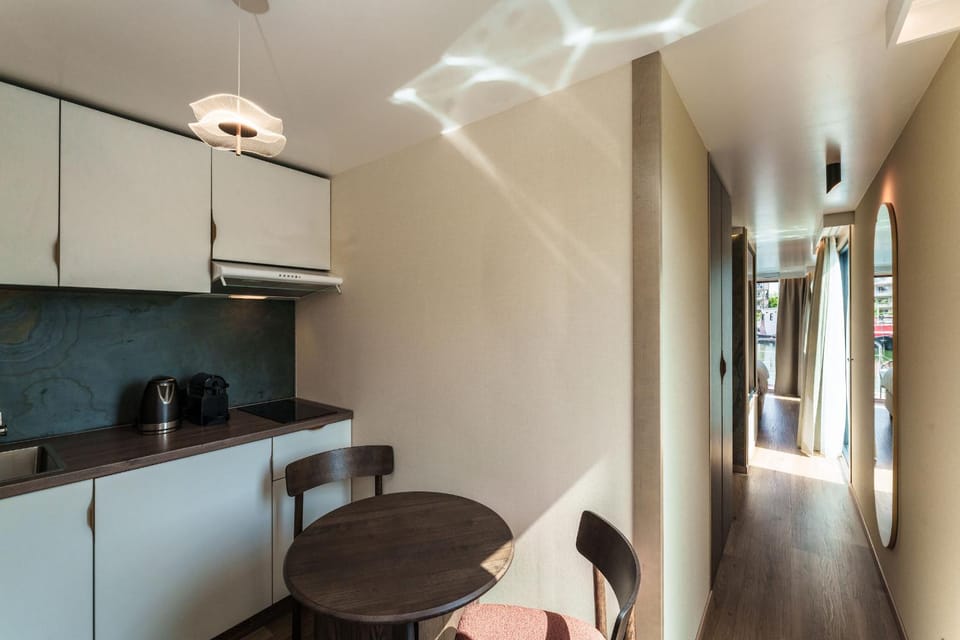 Kitchen or kitchenette, Dining area, minibar, stove