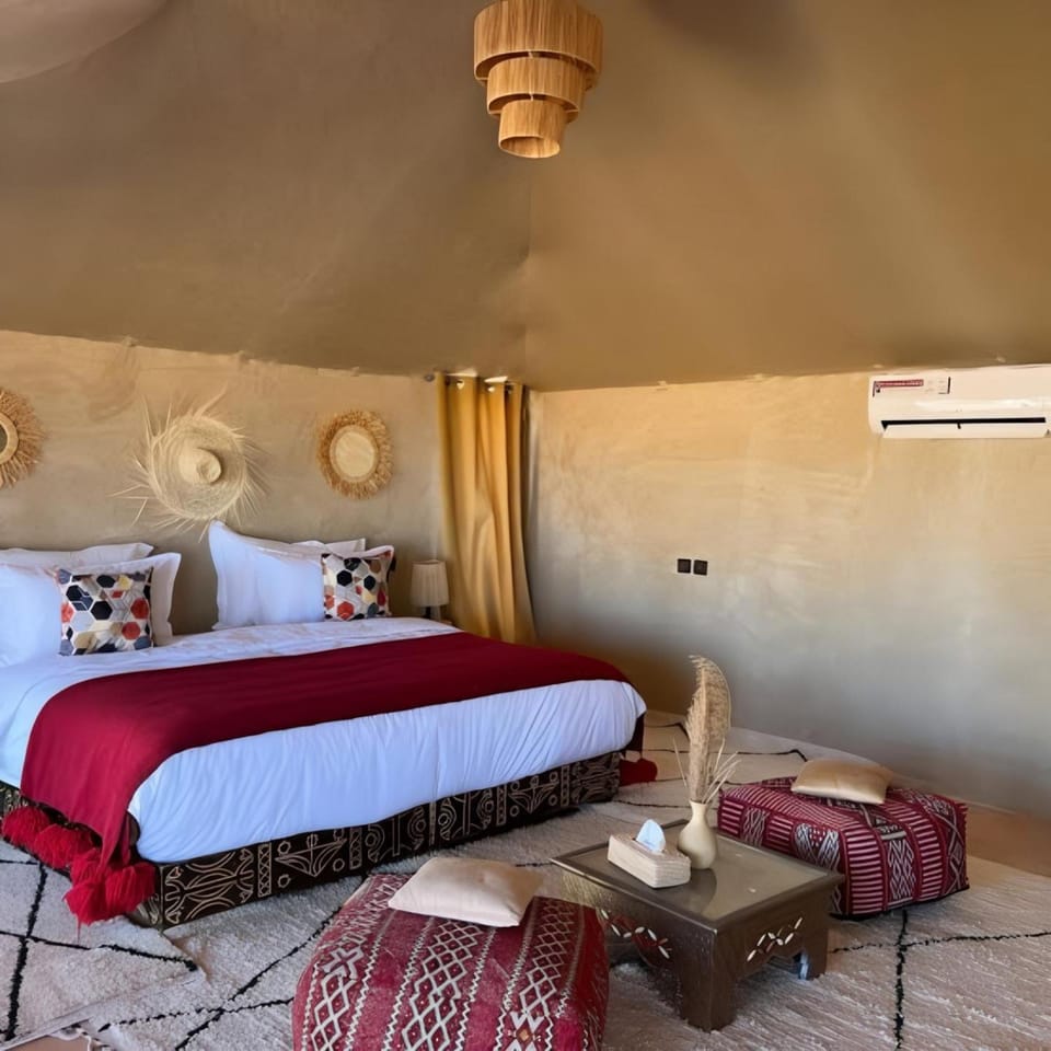 Bed, Living room, Photo of the whole room, Seating area, air conditioner