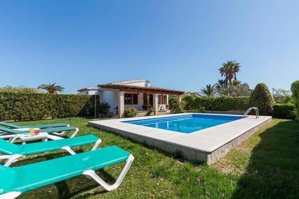 Cozy house for 4 people in a quiet rural area by Renthousing House in Raiguer