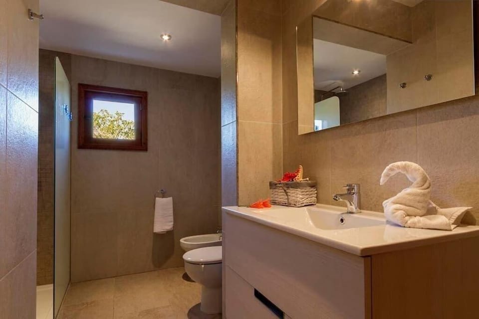 Cozy house for 4 people in a quiet rural area by Renthousing House in Raiguer