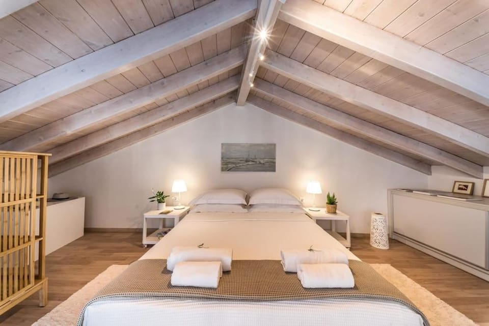 Bed, Photo of the whole room, Bedroom, towels