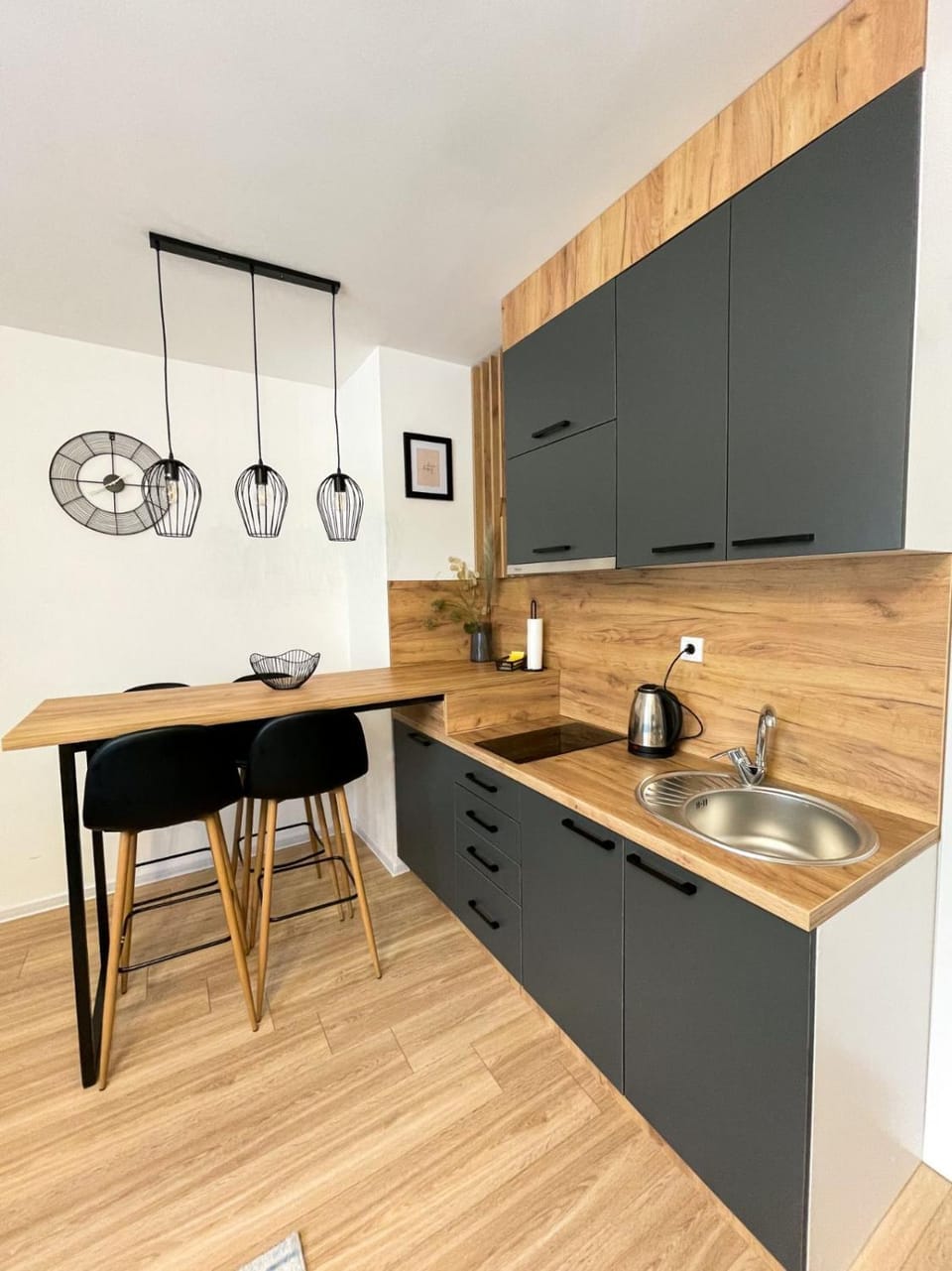 Kitchen or kitchenette, Dining area, stove