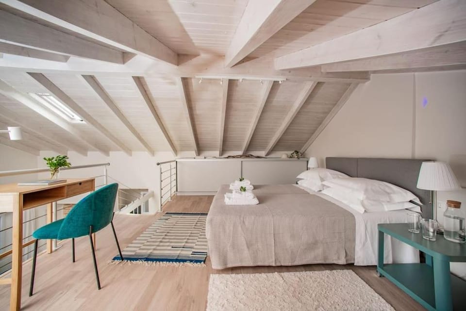 Bed, Photo of the whole room, Bedroom, towels