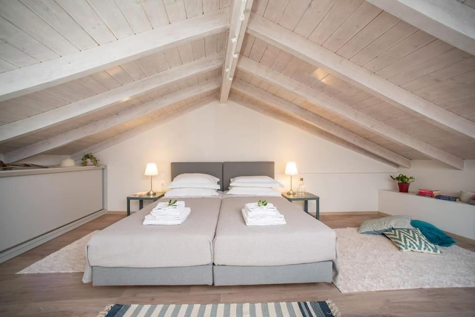 Bed, Photo of the whole room, Bedroom, towels