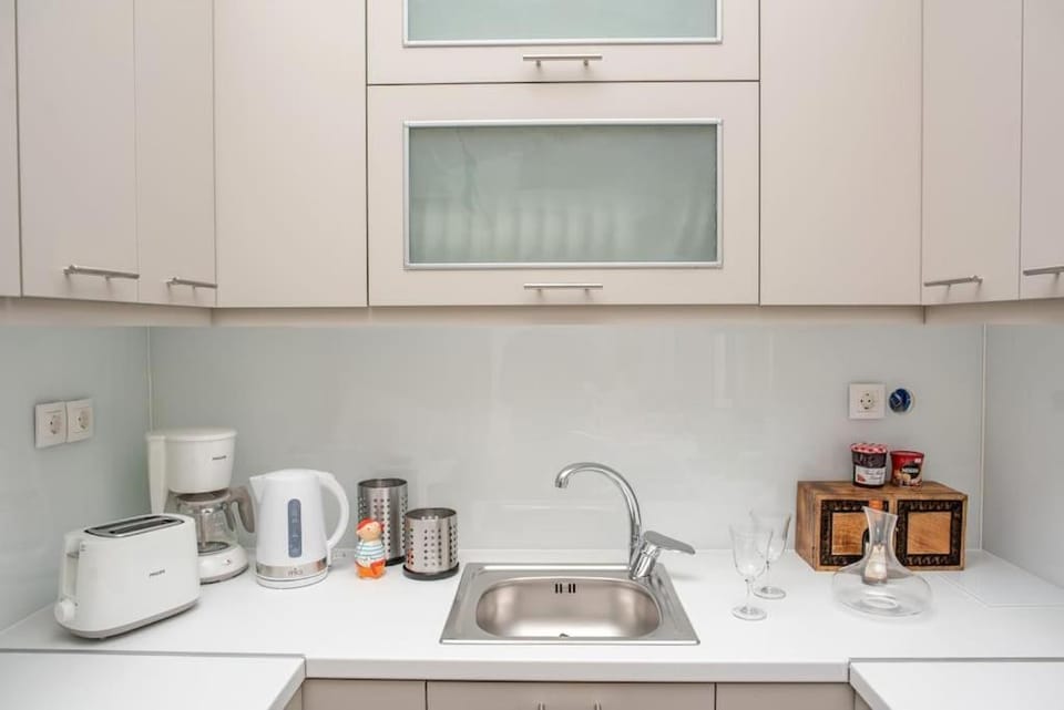 Coffee/tea facilities, Kitchen or kitchenette, stove
