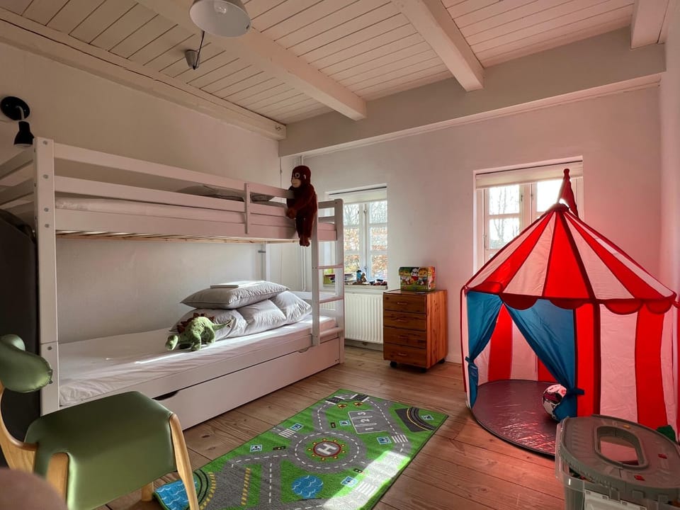 Bedroom, bunk bed