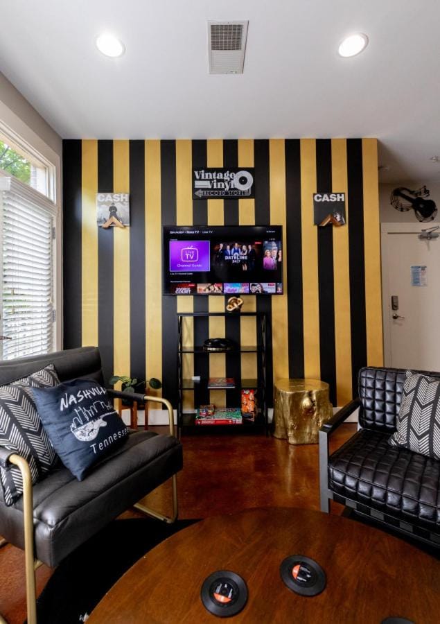 The Johnny Cash Suite - Music Row District - Free Garage Parking - King Bed Apartment in Nashville