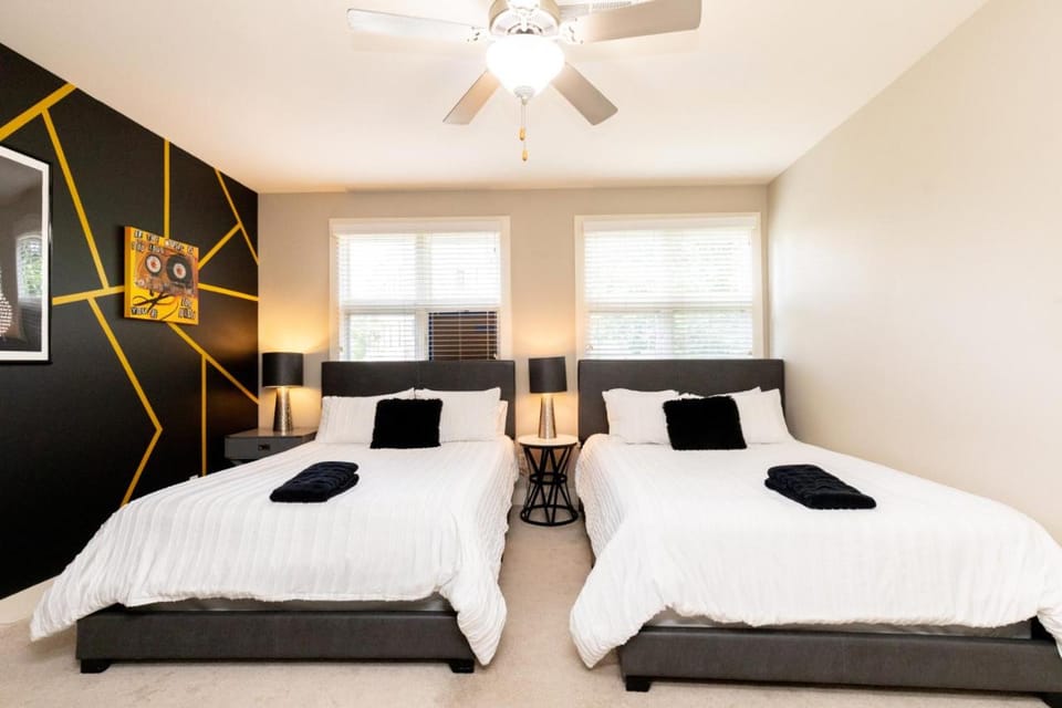 The Johnny Cash Suite - Music Row District - Free Garage Parking - King Bed Apartment in Nashville