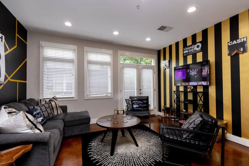 The Johnny Cash Suite - Music Row District - Free Garage Parking - King Bed Apartment in Nashville