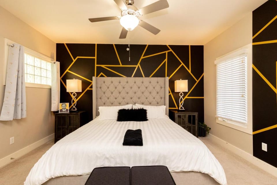 The Johnny Cash Suite - Music Row District - Free Garage Parking - King Bed Apartment in Nashville