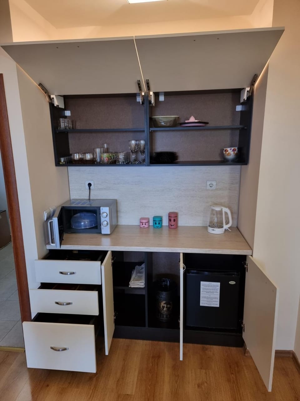 Kitchen or kitchenette, minibar
