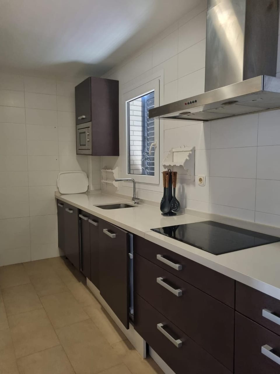 Kitchen or kitchenette, dishwasher, minibar, stove