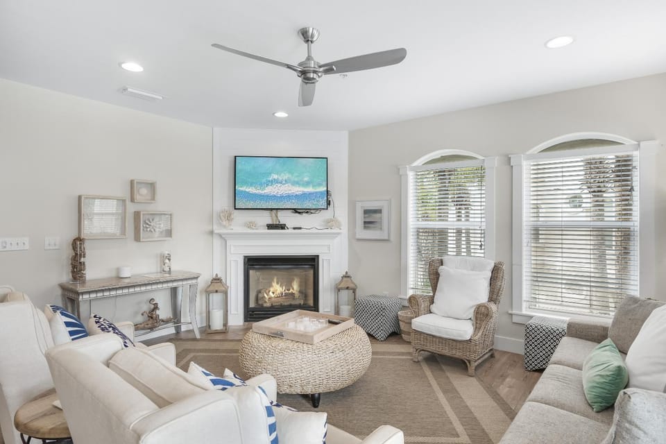 TV and multimedia, Living room, Decorative detail, Seating area, fireplace, flat iron, locker, air conditioner